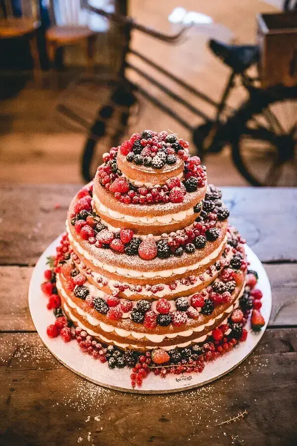 frutas vermelhas para decoração de bolo de casamento simples Foto Rock my Wedding