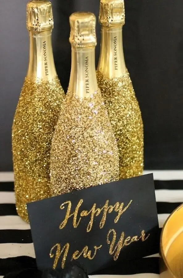 garrafas personalizadas com glitter dourado para festa de réveillon Foto Casa e Festa