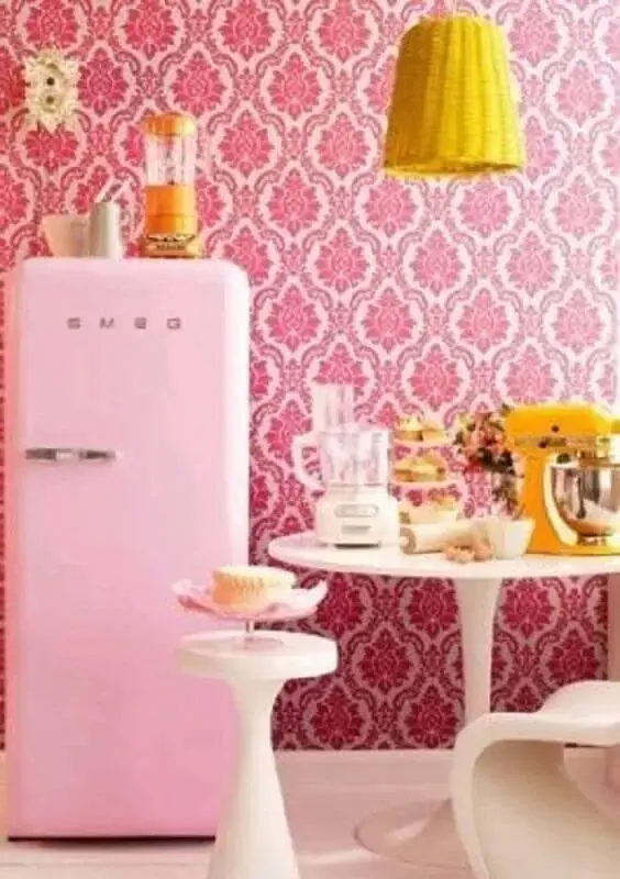 geladeira retrô e papel de parede para cozinha cor de rosa Foto HouseKaboodle