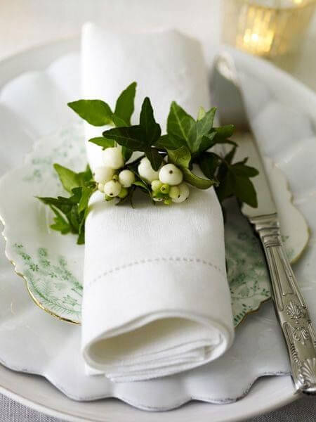 Guardanapo de tecido branco com anel de plantas