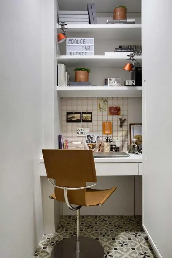 home office pequeno e simples decorado com cadeira giratória com braço Foto Casa de Valentina