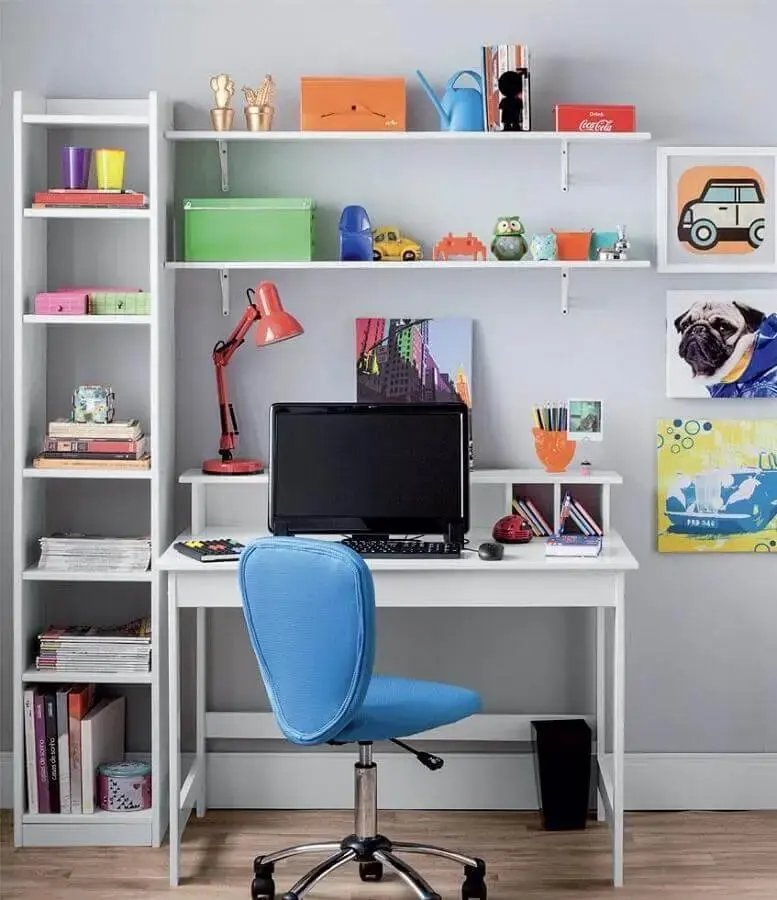 home office simples decorado com cadeira giratória sem braço azul Foto Pinterest