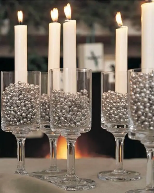 ideia de decoração de réveillon simples com velas dentro de taças com bolinhas prata Foto Party Style