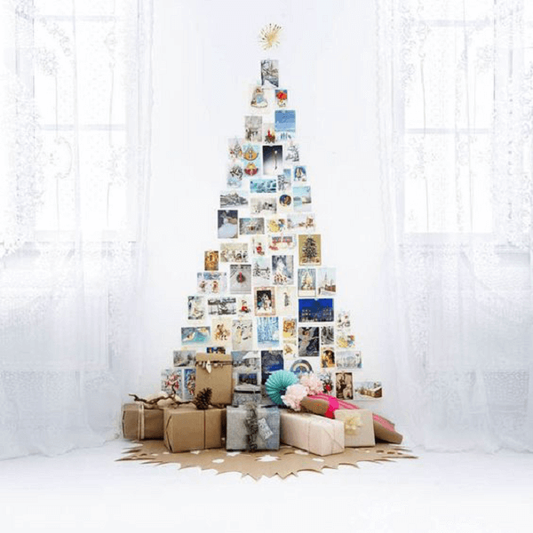 Árvore de Natal na parede feita com fotos de família
