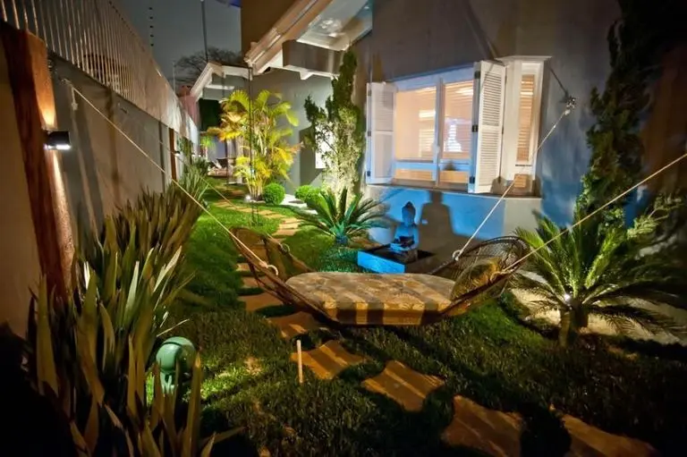 jardim residencial - jardim com cadeira de balanço 