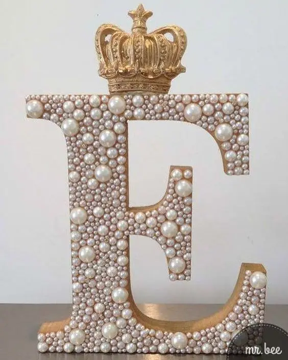 letras decorativas - letra e com miçangas e coroa