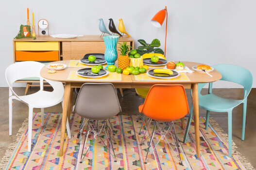 mesa com cadeiras coloridas
