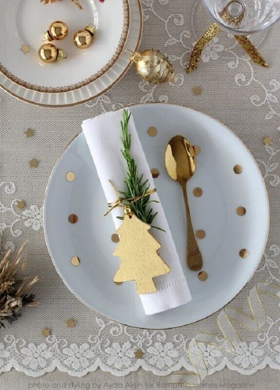 mesa de ano novo decorada com detalhes dourados Foto Pinterest