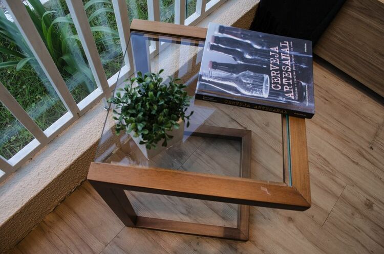 mesa de canto para sala - mesa de canto de madeira e vidro simples 