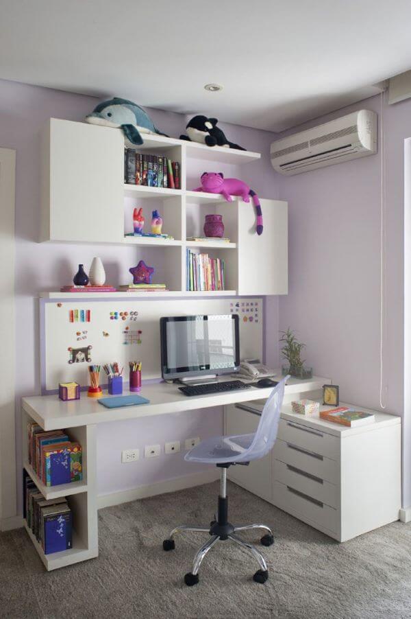Mesa de estudo branca para quarto pequeno