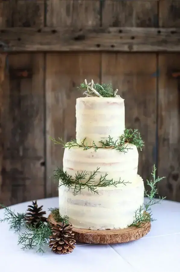 modelo de bolo de casamento rústico decorado com raminhos de folhas Foto Danielle Noce