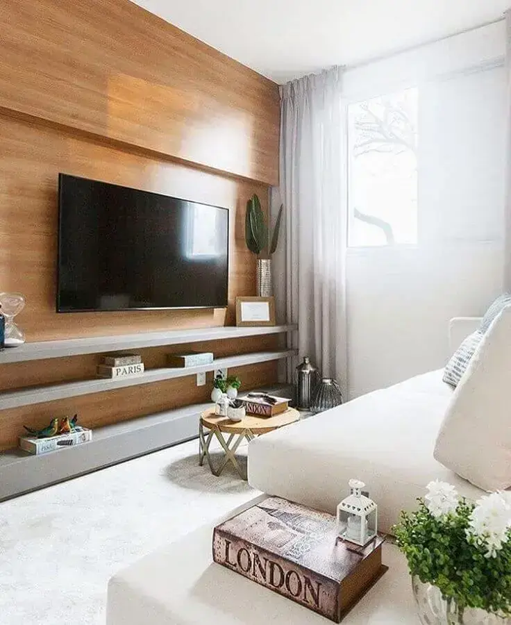modelo de rack com painel de madeira para sala com sofá branco Foto Pinterest