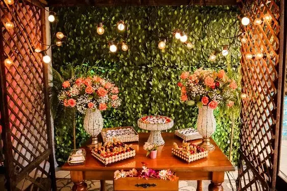 muro inglês - mesa de doces com flores 