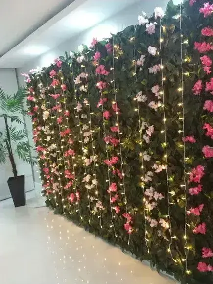 muro inglês - muro de plantas com pisca-pisca 