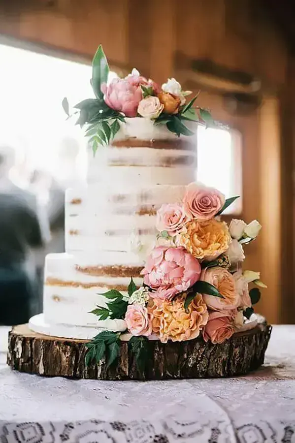 naked cake como bolo de casamento rústico decorado com flores Foto Danielle Noce