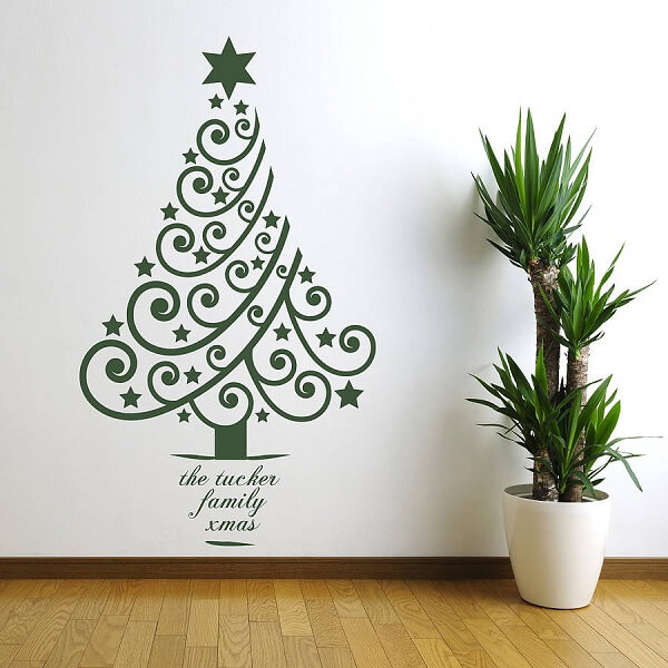 Árvore de Natal na parede feita com adesivo