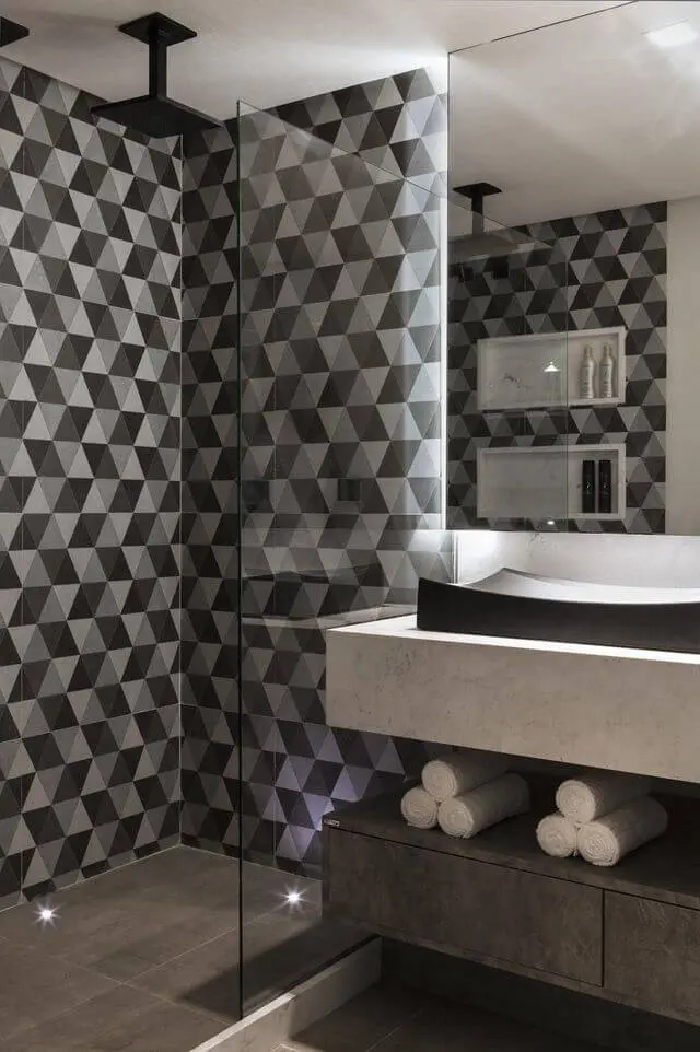 papel de parede geométrico - banheiro com papel de parede geométrico 