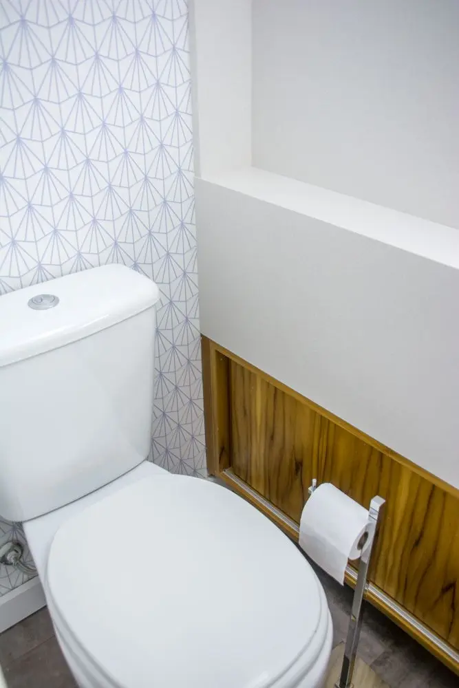 papel de parede geométrico - lavabo com nicho em madeira natural 
