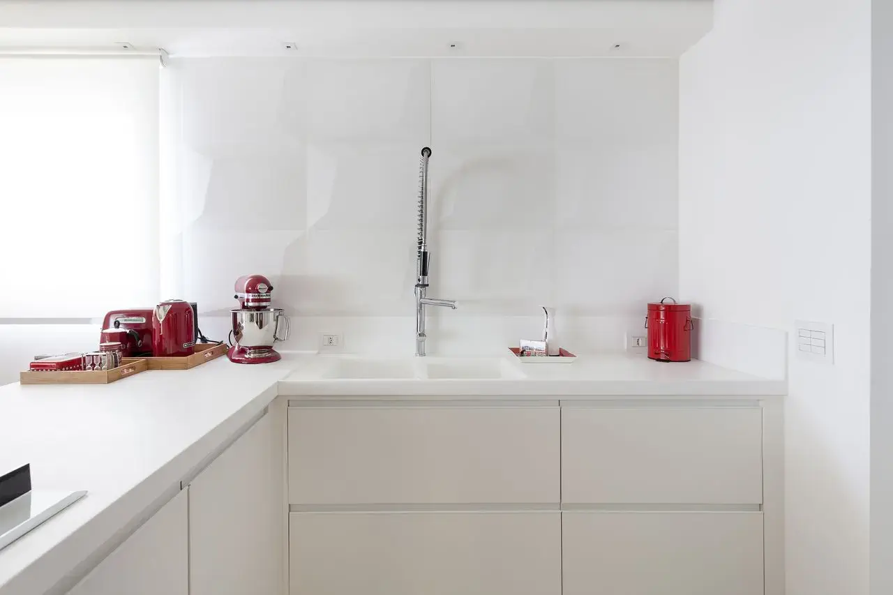 parede 3d - cozinha branca de parede 3d e acessórios vermelhos 