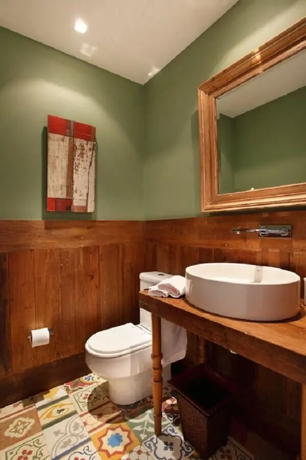 parede verde musgo para banheiro com revestimento de madeira e piso hidráulico Foto Revest Acabamentos