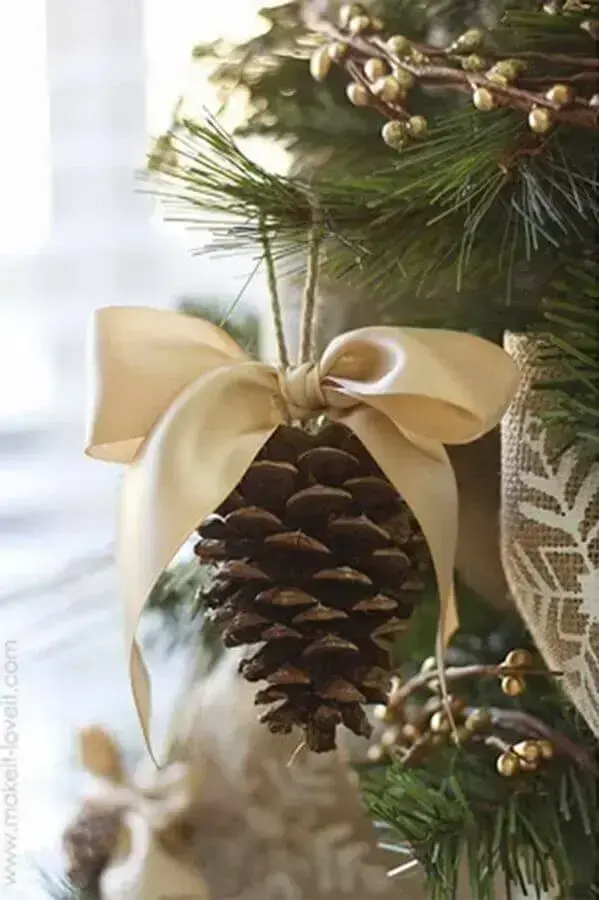 pinha decorada com laço para decoração de árvore de natal Foto Pinterest