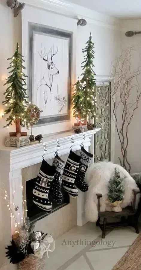 pinheiros pequenos e meias penduradas em lareira para decoração de Natal para sala Foto Homedit
