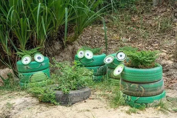 Enfeites para jardim feitos com pneus formam a carinha de sapo