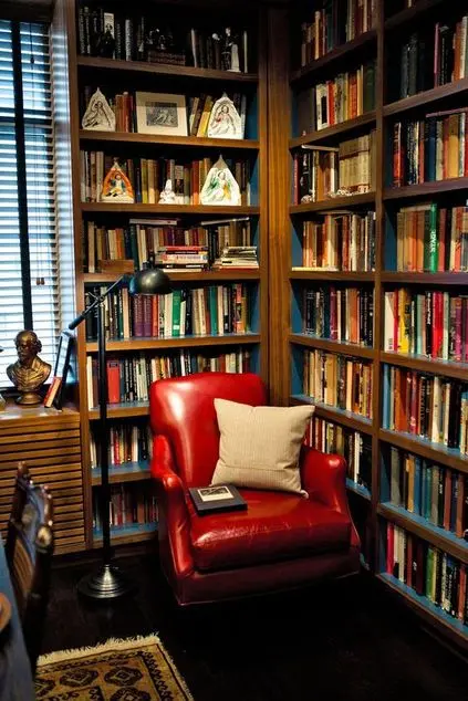 poltrona vermelha - biblioteca com persiana de alumínio branco e poltrona vermelha 