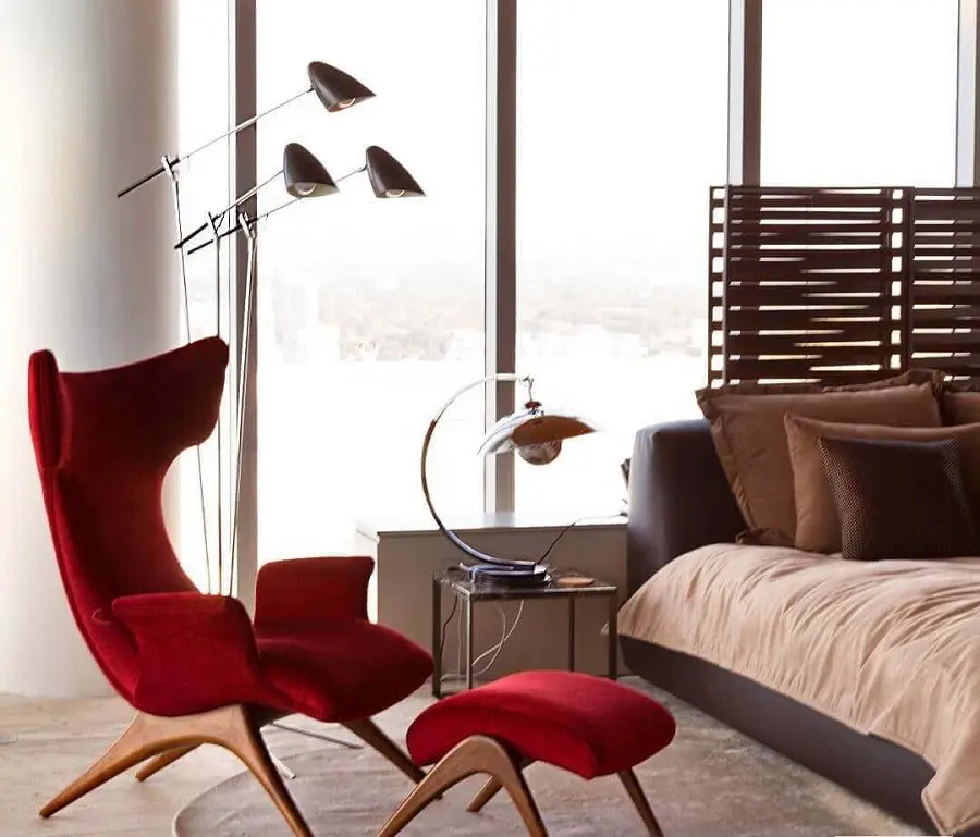 poltrona vermelha com puff para decoração de quarto de casal Foto Fernanda Marques - Arquitetura