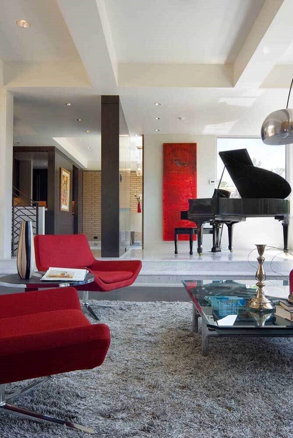 poltrona vermelha para sala cinza moderna decorada com piano de cauda Foto Pinterest