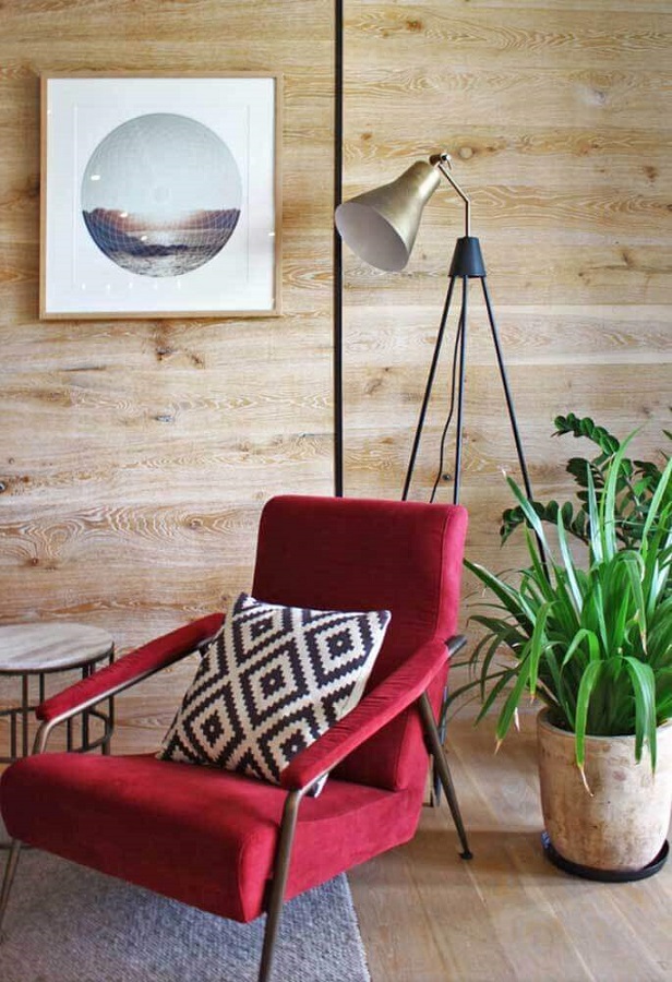 poltrona vermelha para sala decorada com parede de madeira Foto Pinterest