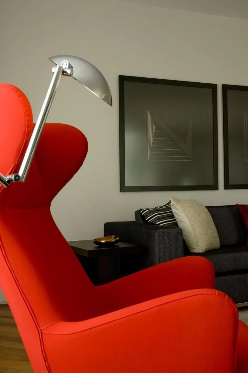 poltrona vermelha - sala de estar com poltrona vermelha e luminária