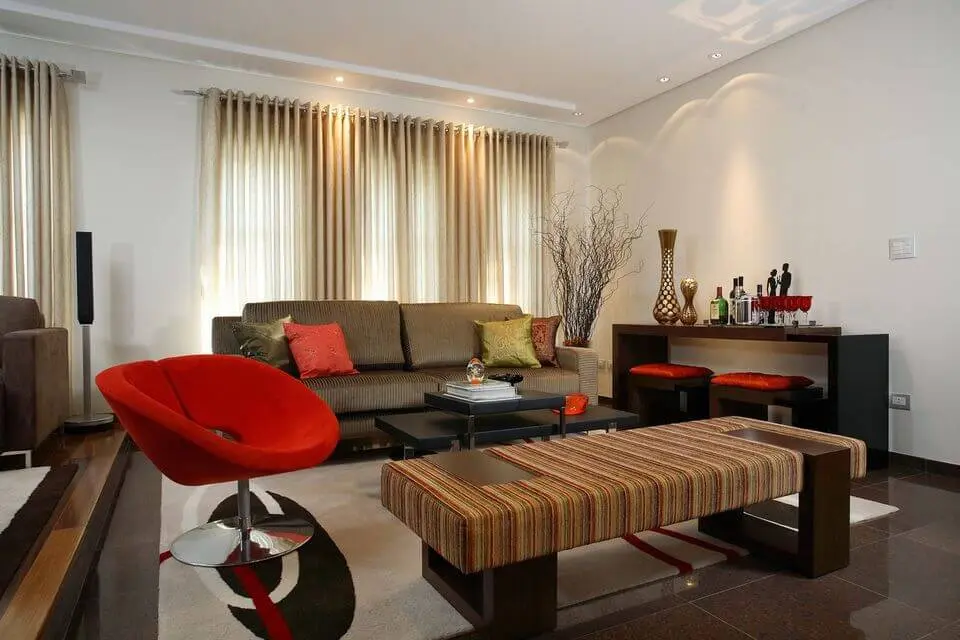 poltrona vermelha - sala de estar com poltrona vermelha e sofá marrom listrado 