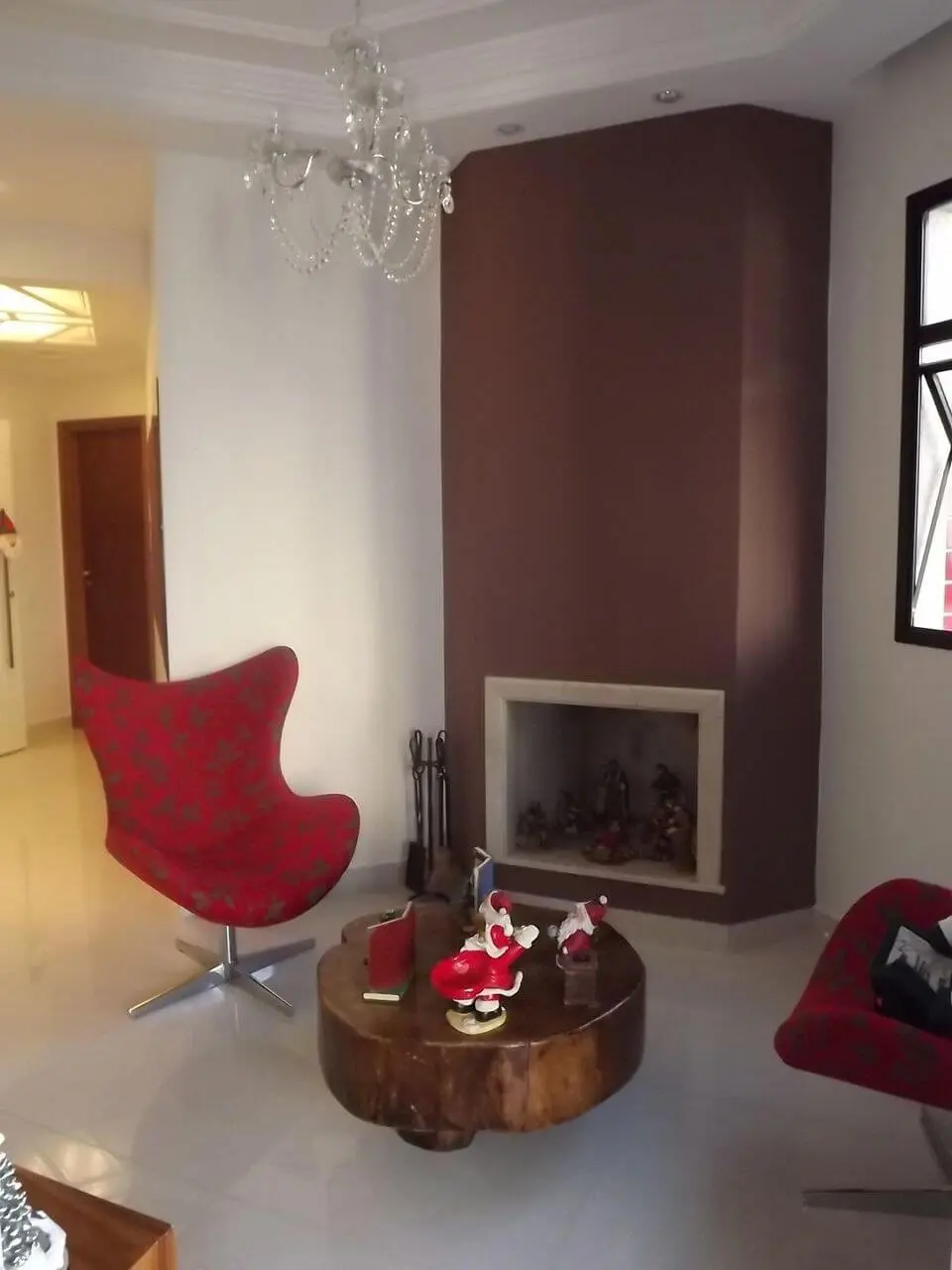 poltrona vermelha - sala de estar com poltronas vermelhas e mesa de centro rústica 
