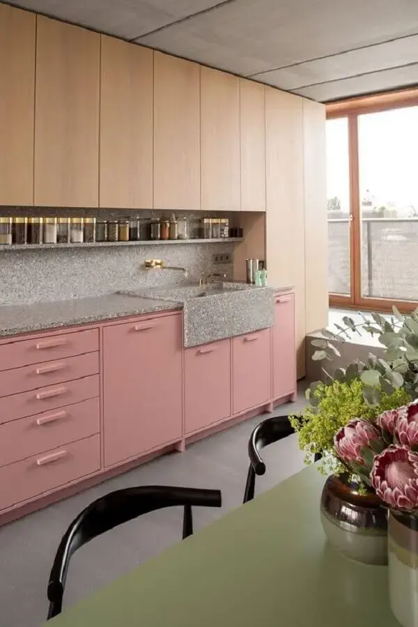 projeto de cozinha com armários planejados em rosa e madeira Foto Revista VD