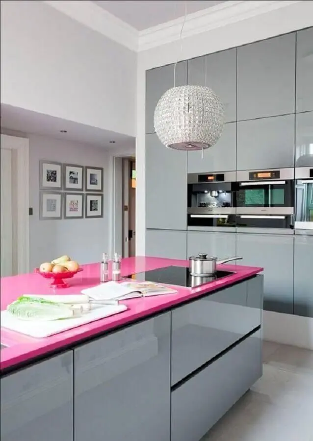 projeto de cozinha moderna com armários planejados cinza e ilha com bancada rosa Foto My Decorative