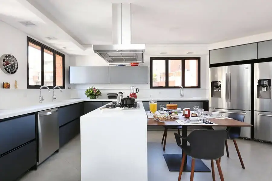 projeto de cozinha moderna e ampla com armários planejados e bancada branca Foto Start Arquitetura