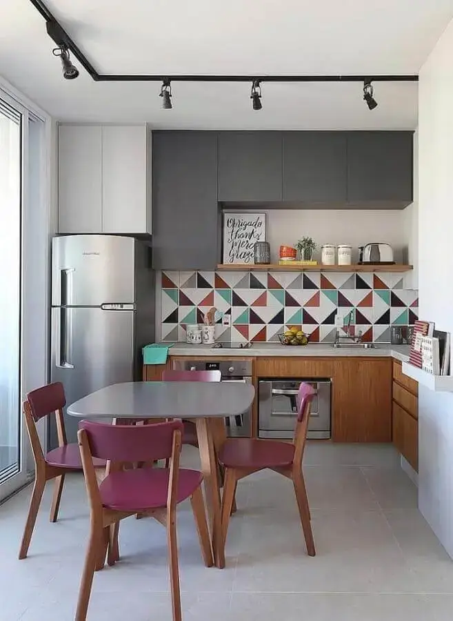 projeto de cozinha planejada com azulejo colorido e armário aéreo cinza Foto Pinterest