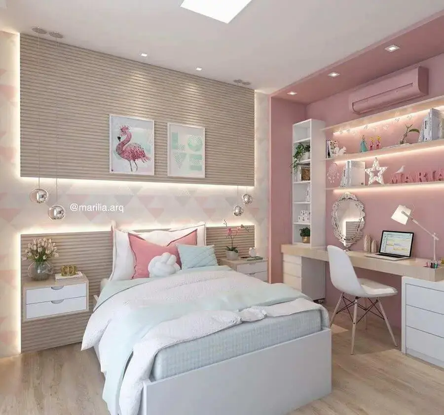 quarto feminino decorado com papel de parede e cama box solteiro Foto Decoración de casas