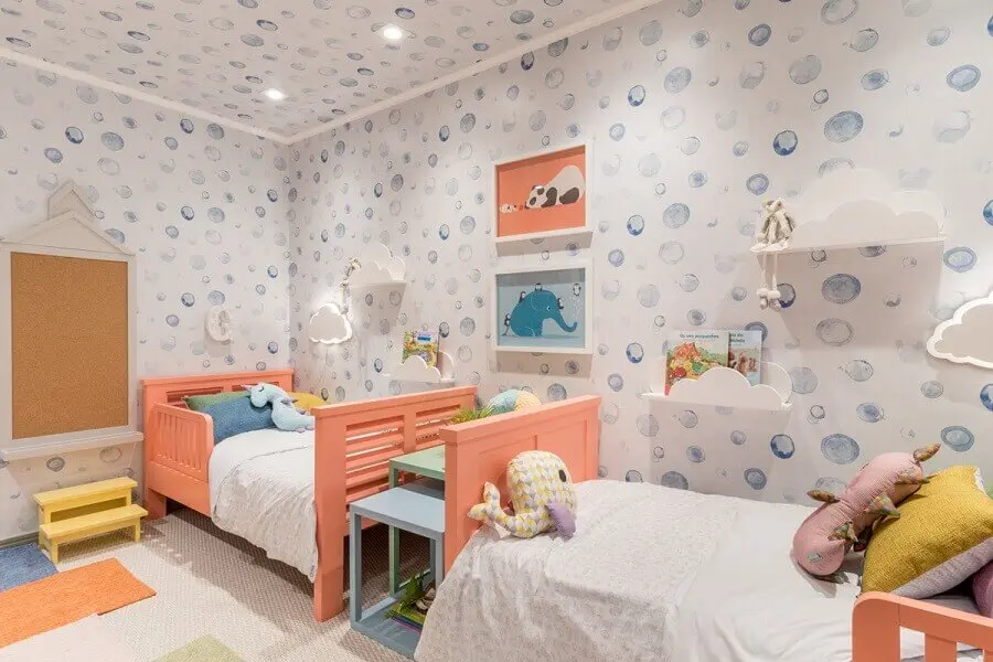 quarto infantil com decoração colorida