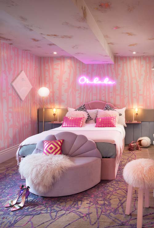 quarto rosa e cinza com lampadas de led