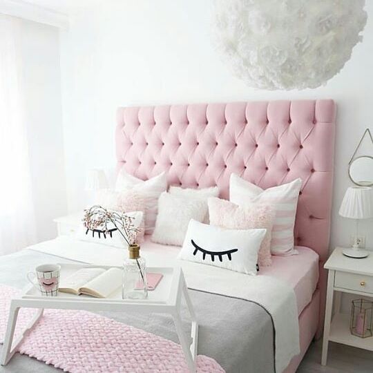 Quarto rosa e branco com almofadas personalizadas