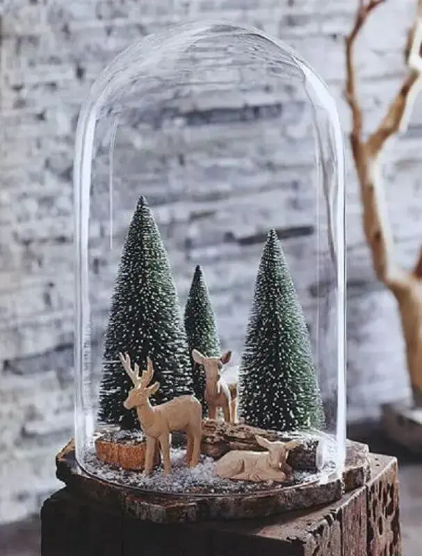 redoma para decoração de natal com mini pinheiro e renas de madeira Foto Nova68