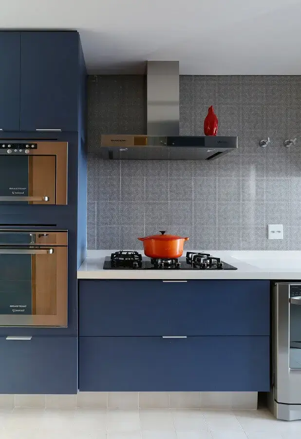reforma de cozinha planejada com armário azul Foto Mandril Arquitetura