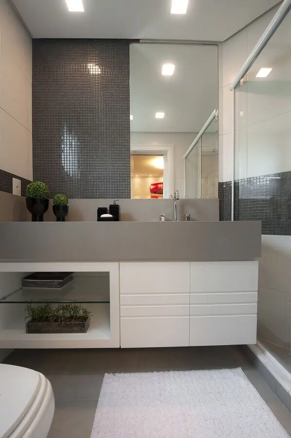 revestimento cinza para banheiro pequeno com armário branco Foto Back Arquitetura & Consultoria