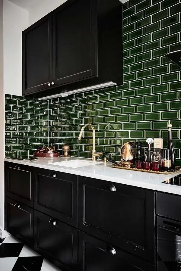 revestimento verde musgo para cozinha com armários pretos Foto Planeta Deco