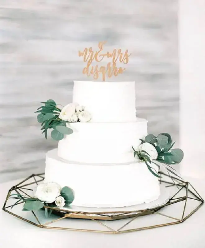 rosas brancas para decoração de bolo de casamento 3 andares Foto Pinterest