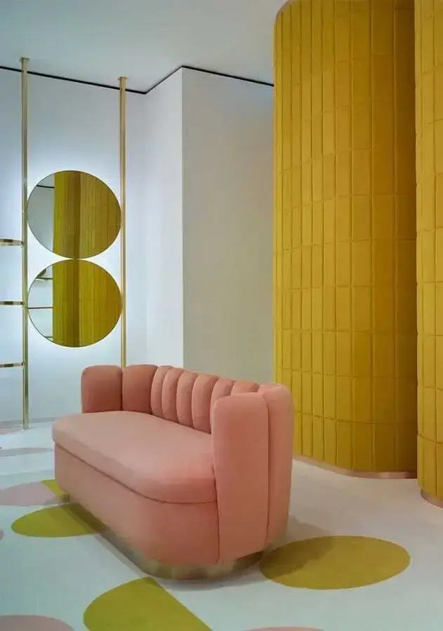sala amarela moderna decorada com sofá pequeno rosa Foto Pinterest