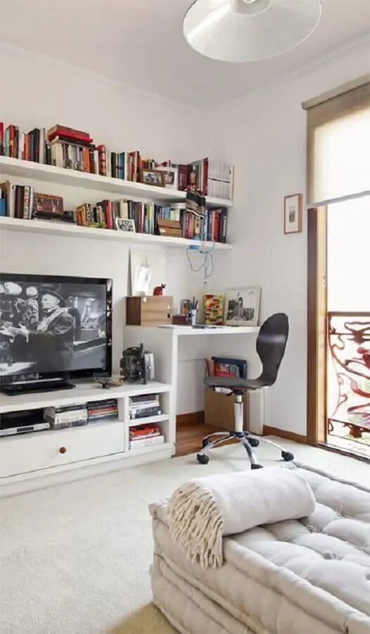 sala com escrivaninha branca e cadeira giratória sem braço simples Foto Assetproject