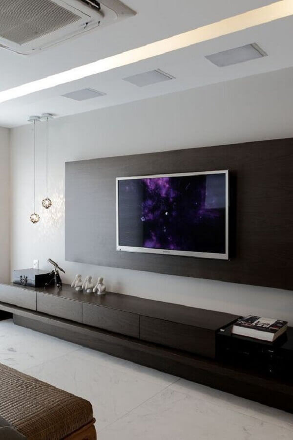 sala de estar moderna decorada com rack com painel de madeira Foto Design & Decor